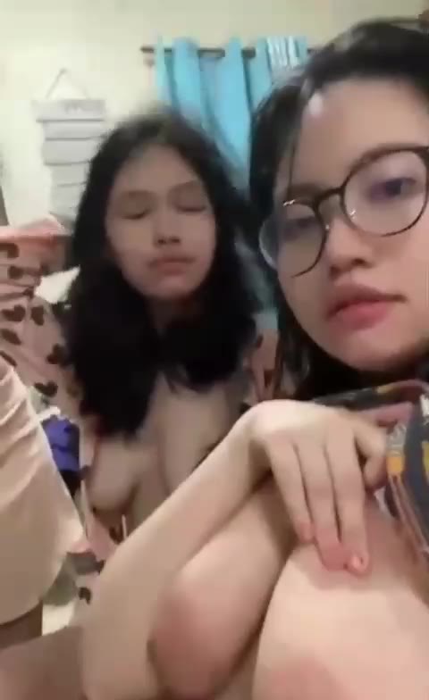 Watch Pamer Tetek Bareng Sahabat