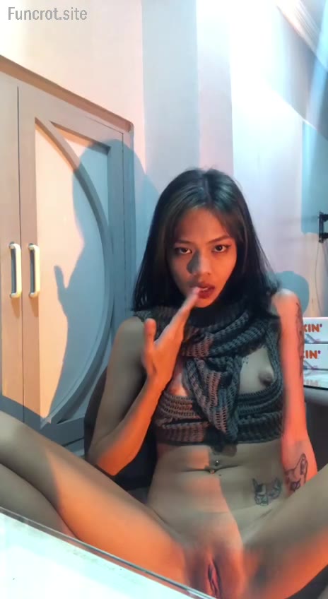 Watch Gadis Binal Pasang Tato Sesat Di Perut 1 Bokep