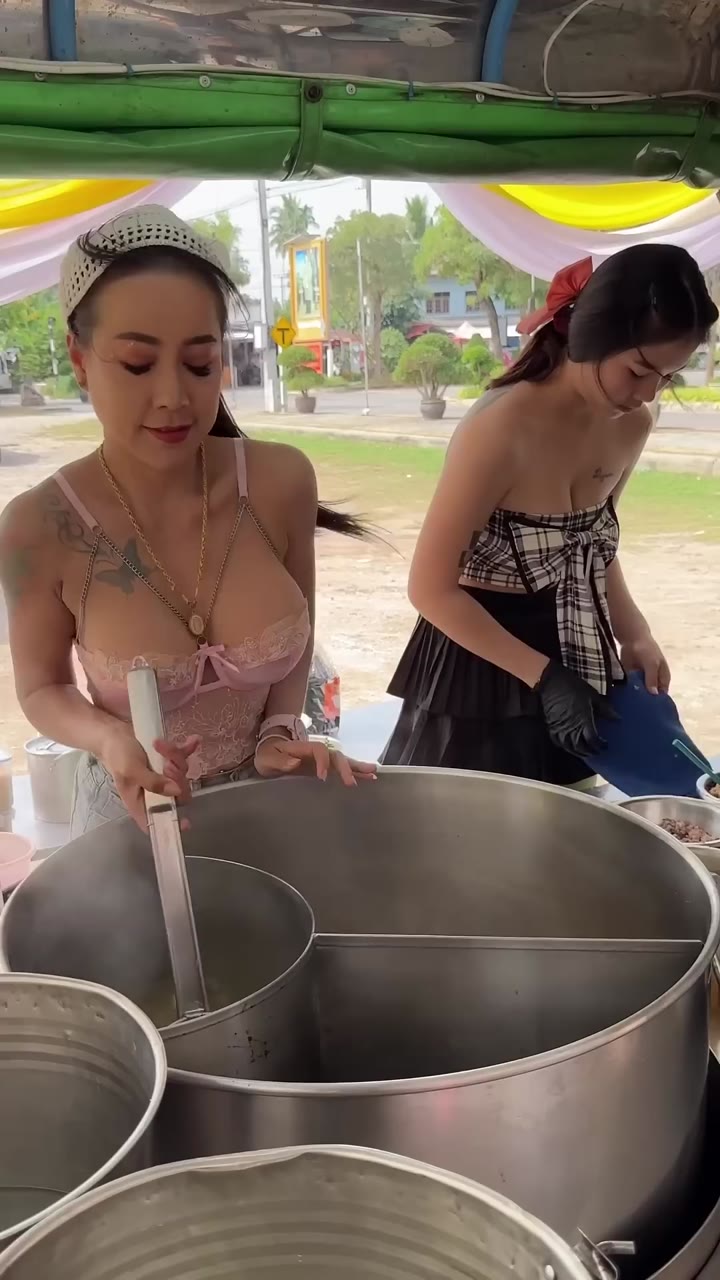 Watch She Serves The Most Tastiest Pork Noodle in Thailand