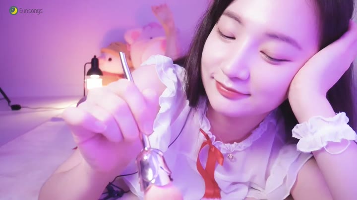 Watch playEunsong’s Lingerie Temptation

Eunsong’s Seductive White Lingerie Tease