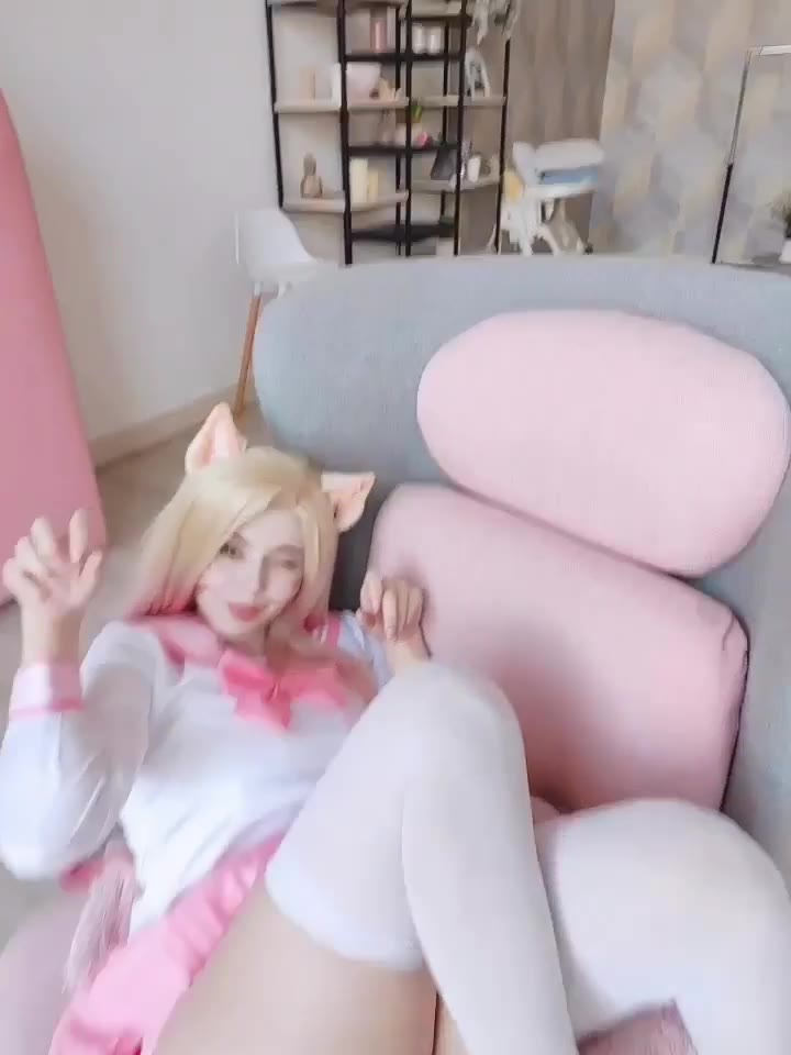 Watch Alina Becker – Ahri Schoolgirl