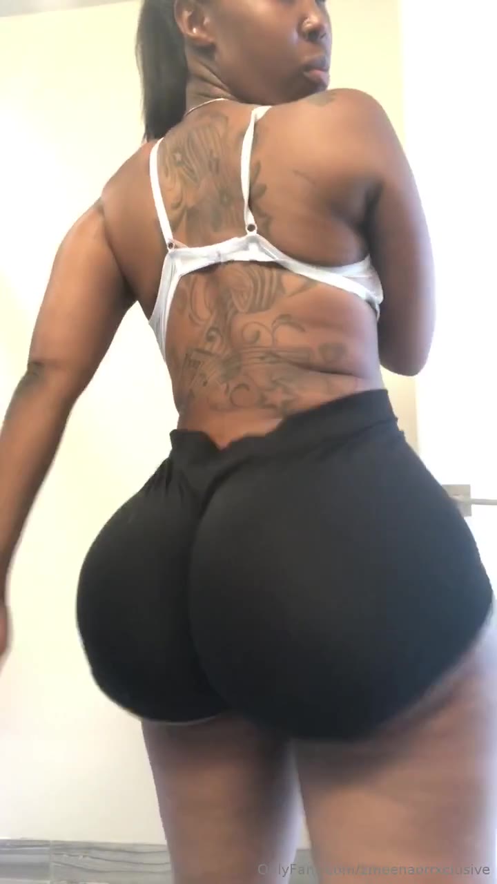 Watch Zmeenaorr Modeling her huge ass and tits