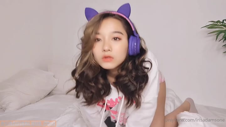 Watch Irisadamsone Pretty teen Shows Off Thicc Ass Bending On bed In Doggystyle Onlyfans Video