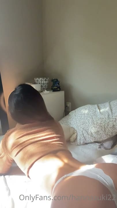 Watch Hanna Zuki Puts Her Pussy On The Pillow
