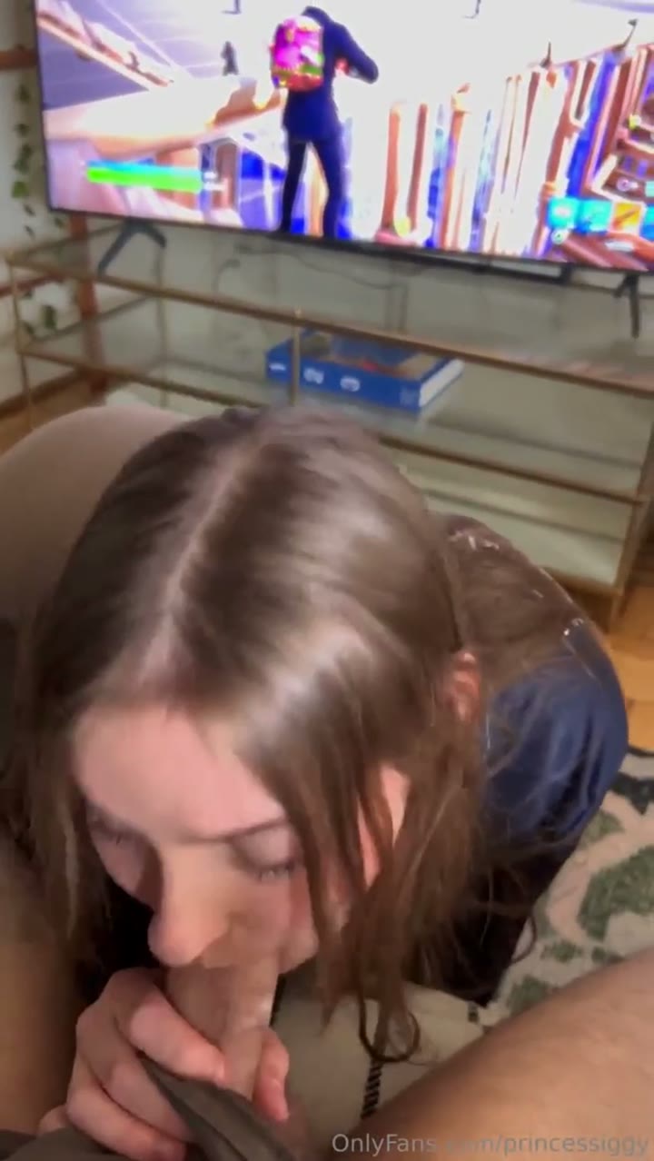 Watch Daddysbadkitty666 Interrupts Her BF to Suck His Dick