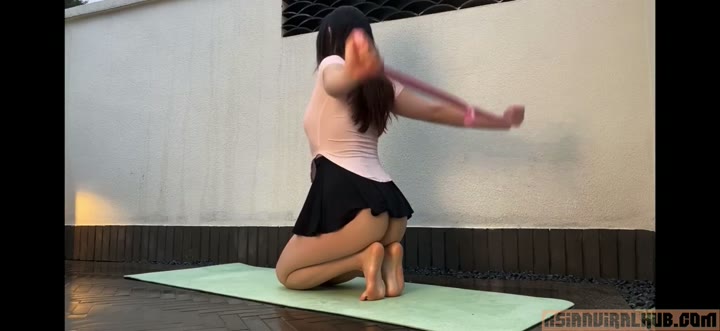 Watch ZhouYiQin Juicy Hot Asian Working Out and Showing herself On Cam While On Floor Video