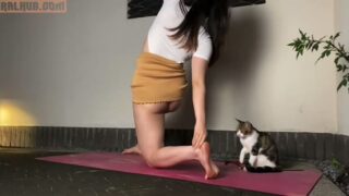 ZhouYiQin Slutty Asian Exposing herself On Cam While On Floor Video