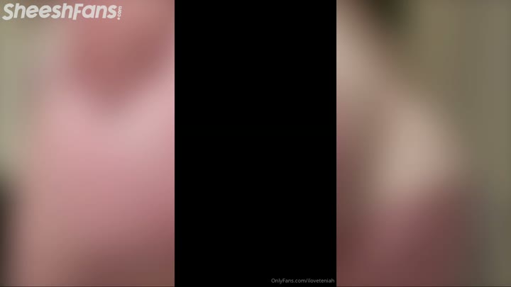 Watch Iloveteniah Nude Livestream Spreading Her Big Pussy Hole