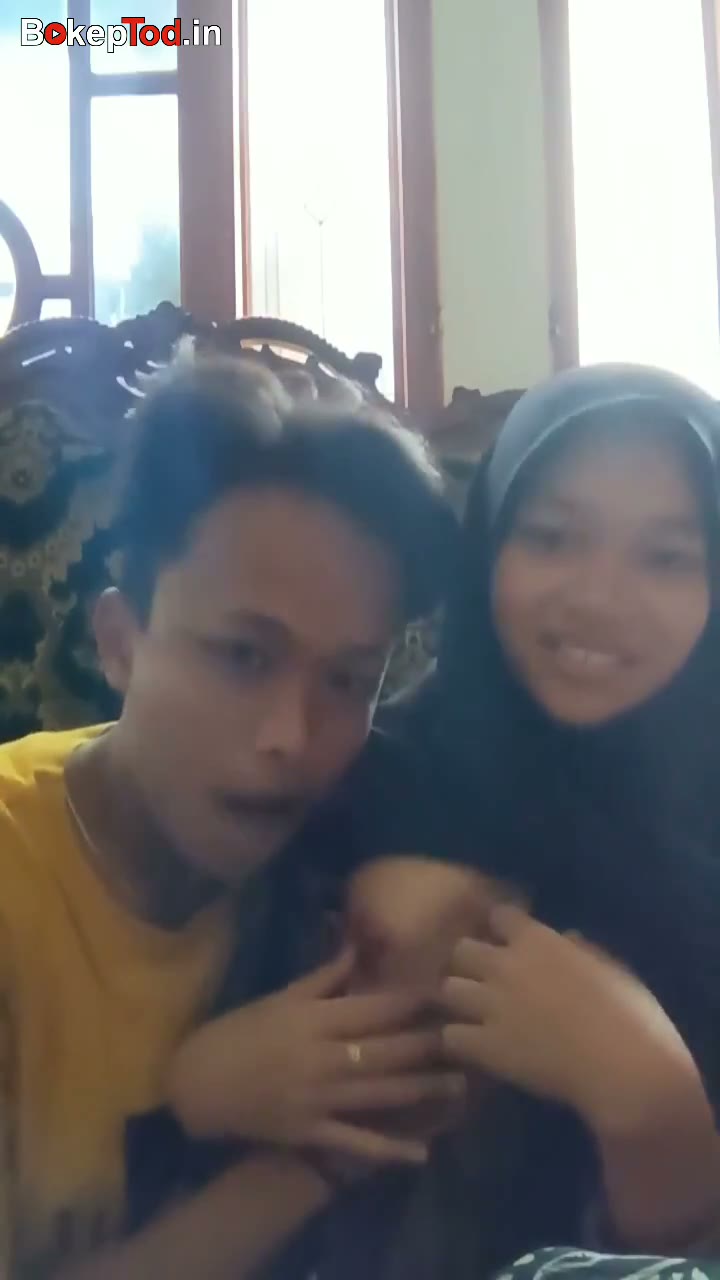 Watch Bokep Indo ABG Hijab Mesum Nenenin Pacar di Ruang Tamu