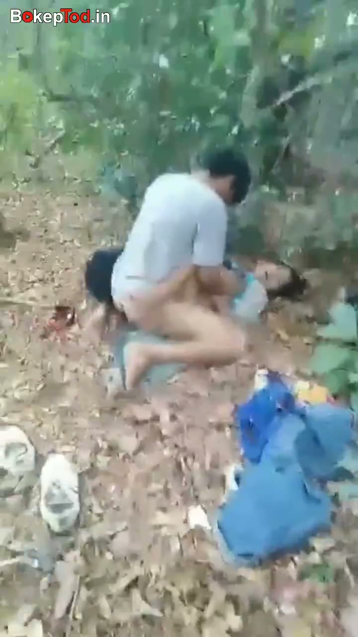 Watch Bokep Indo ABG Mesum Ngewe di Hutan di Rekam Sama Teman
