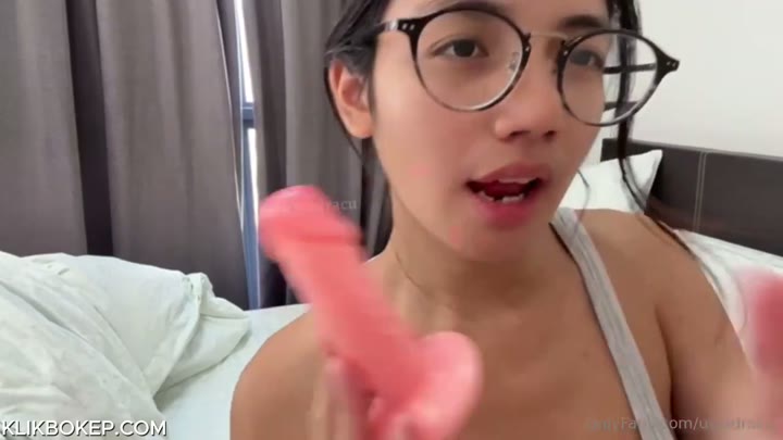 Watch Bokep Indo Draculin Kacamta Manis Colmek Sange Pakai Dildo
