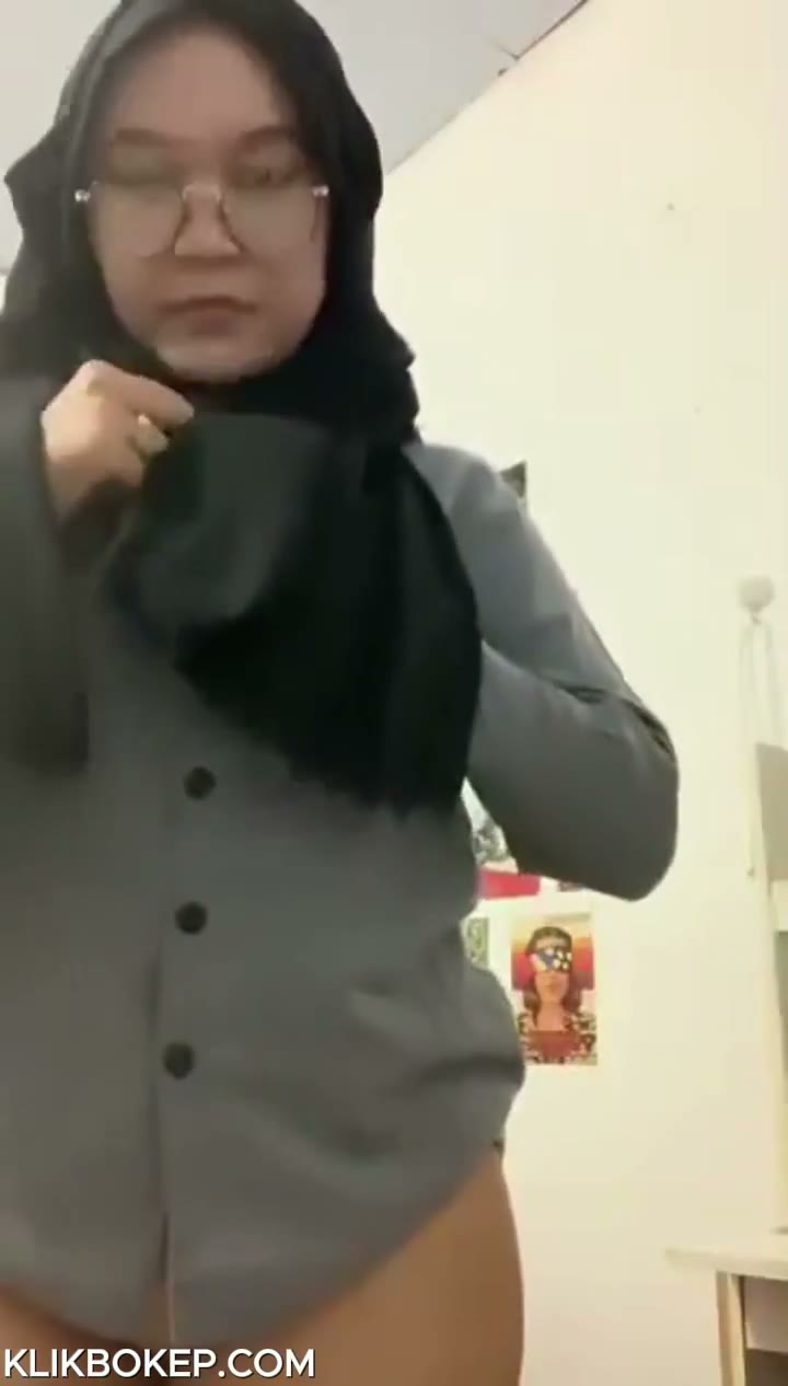 Watch Bokep Indo Hijab Hitam Kacamata Tobrut Lagi Sange Colmek