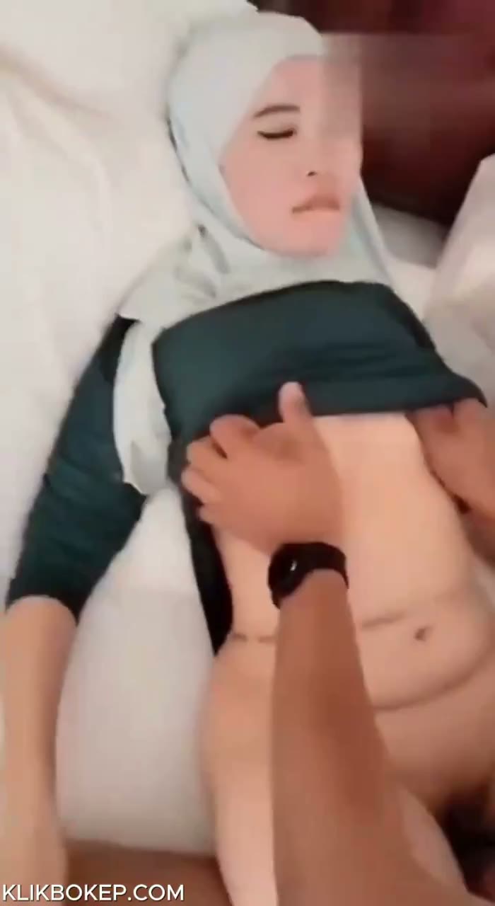 Watch Bokep Indo Tante Binal Hijab Menikmati Kontol Perkasa Berondong