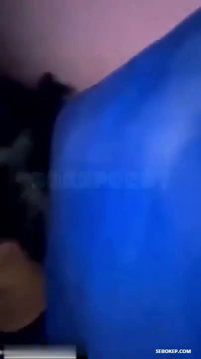 Watch dia pertama kali masang kondom agak malu lanjut ngewe