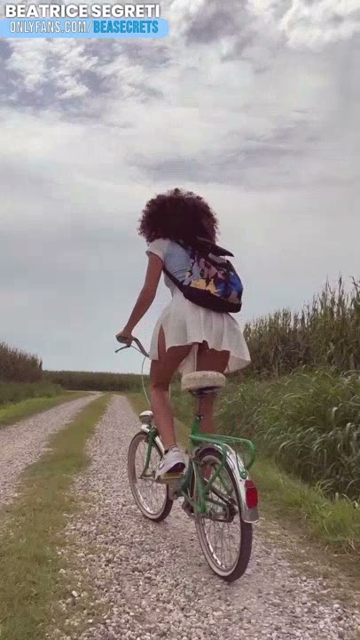 Watch Beatrice Segreti’s Outdoor Public Masturbation on a Bicycle