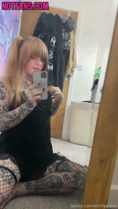 Watch E P XO OF – Phone Style Striptease
