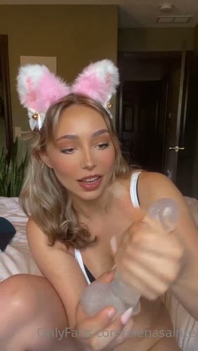 Watch Elenasainte’s Bottomless Poses with Natural Tits and Fingering
