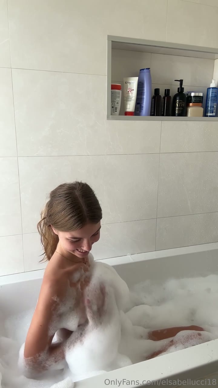 Watch Elsa Bellucci Nude Shows Off Her Body In The Bathtub