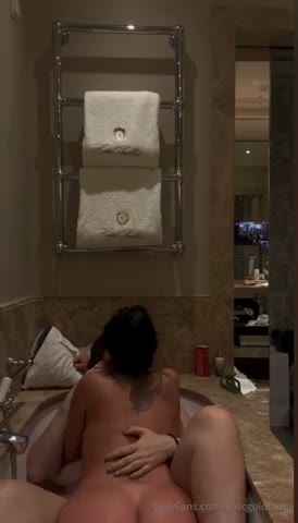 Watch Lexicgoldberg Lesbian Play in Bathub so Hot – Onlyfans video