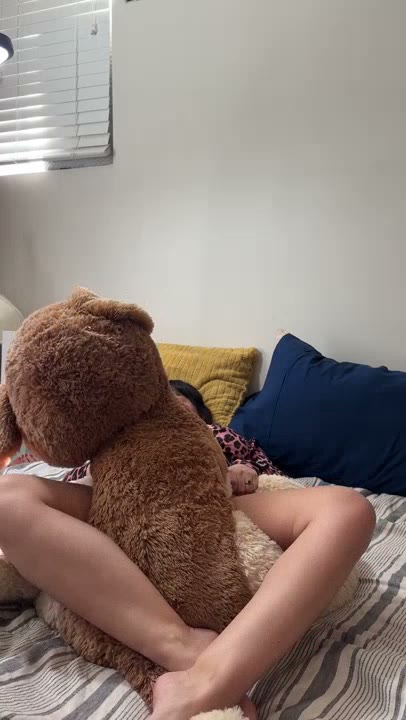 Watch Littlelaine’s Exclusive HD Latina Pillow Humping Adventure