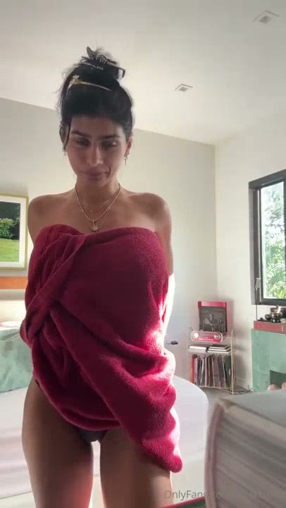 Watch Mia Khalifa Getting Dressed In The Morning Video Leaked