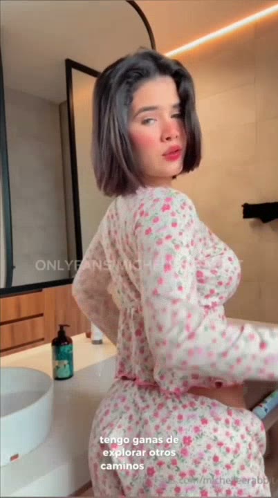 Watch Michelle Rabbit’s Bottomless Anal Play with Toys and Dildo