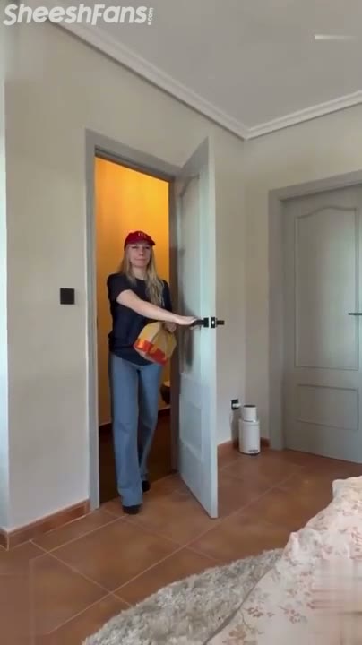 Watch Noa Maes Gets Pounded During Pizza Delivery