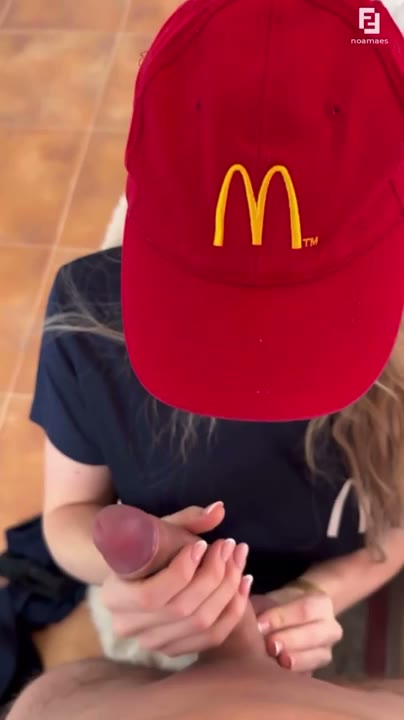 Watch Noa Maes Gets Railed While Delivering Fast Food