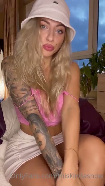 Watch Thiskindasnow – Slams Her Pussy With Her Favorite Dildo