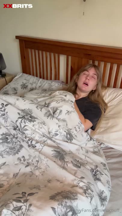 Watch macbuff Playing With Pussy Under Covers With Wand